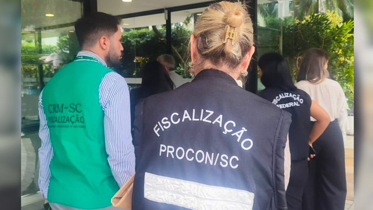 Fiscalização municipal em Camboriú verificando alvará de funcionamento e exigência de EIV
