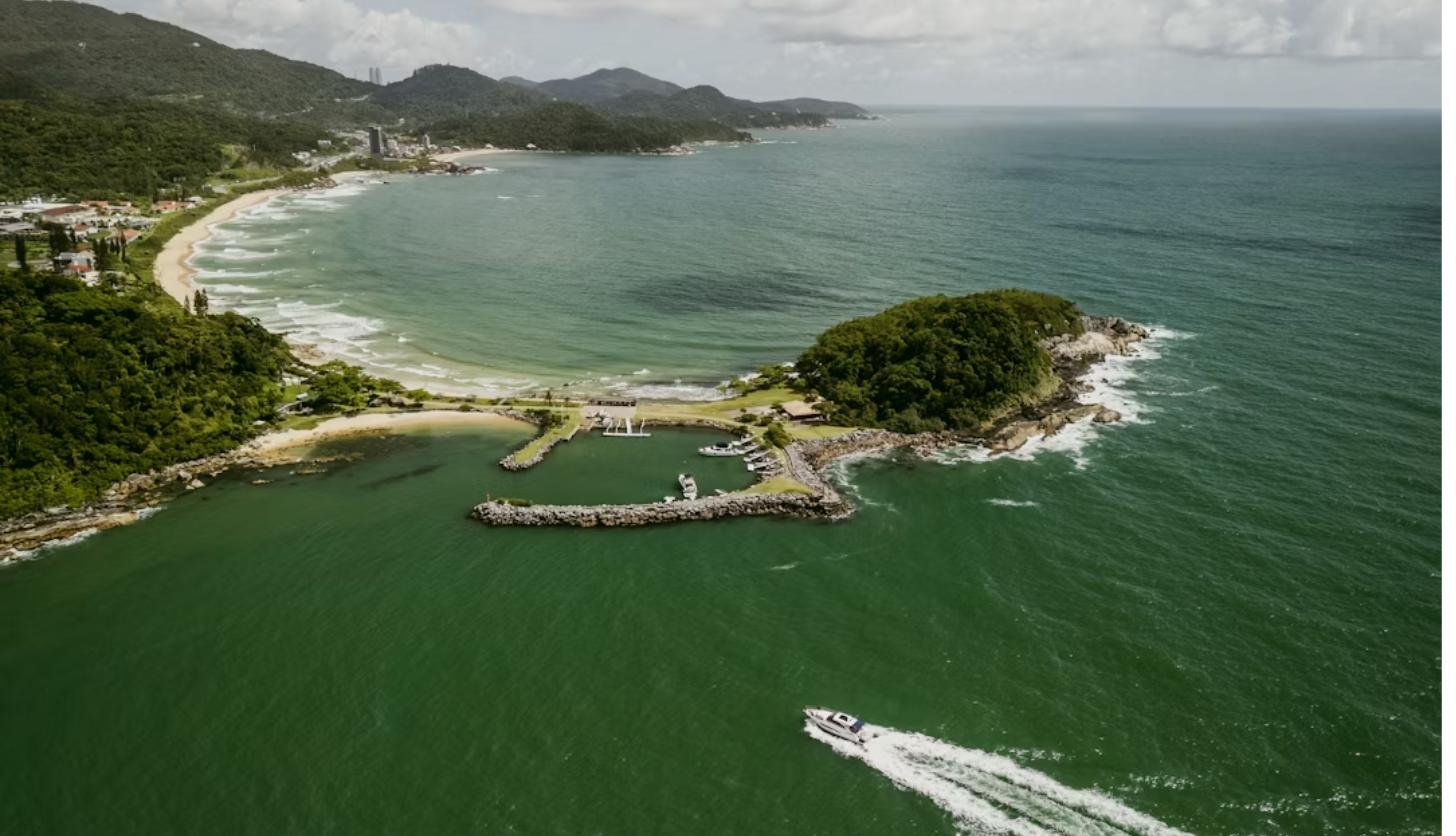Vista aérea da orla de Balneário Piçarras, SC
