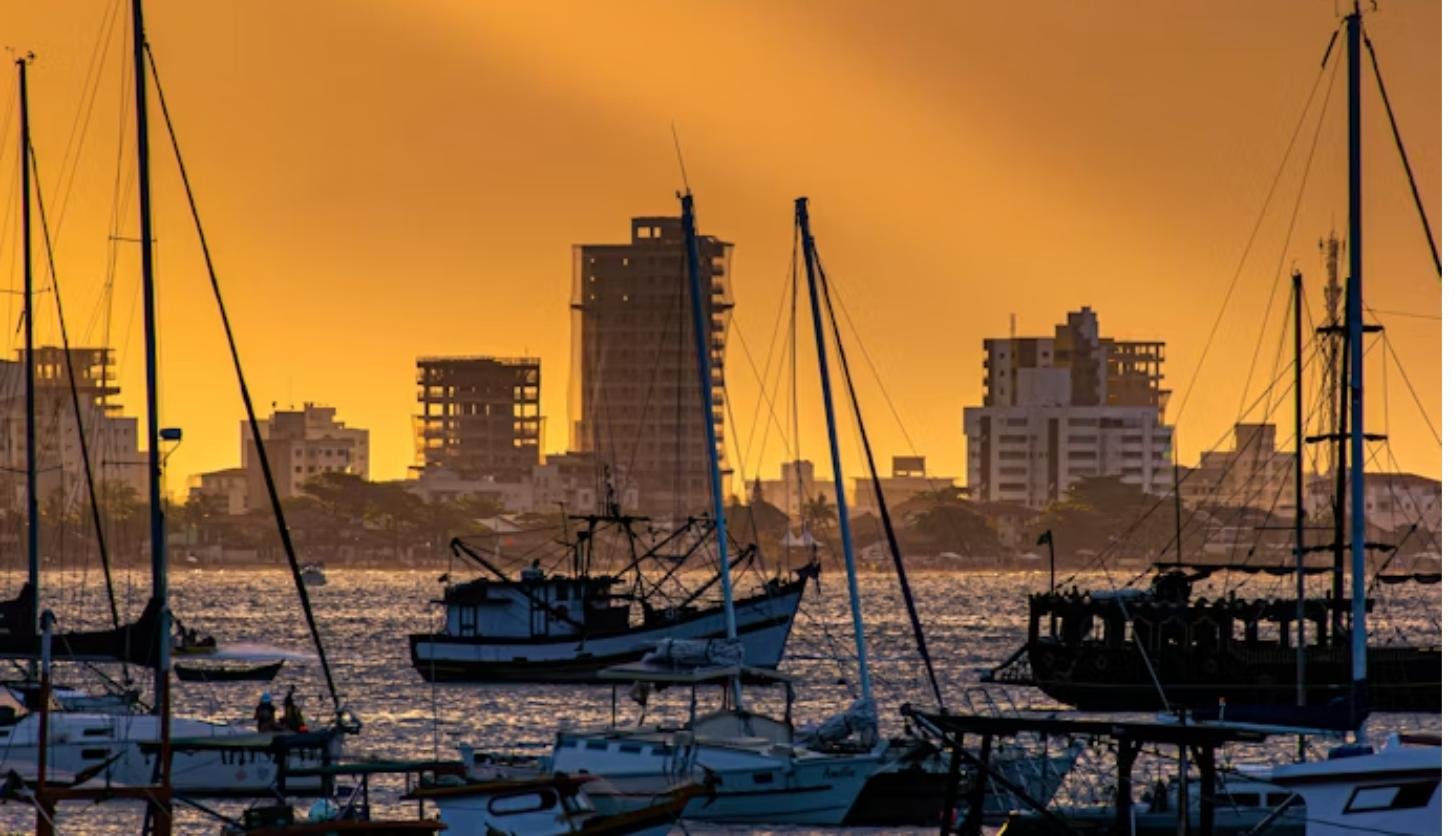 Porto e edifícios de Bombinhas, SC ao entardecer