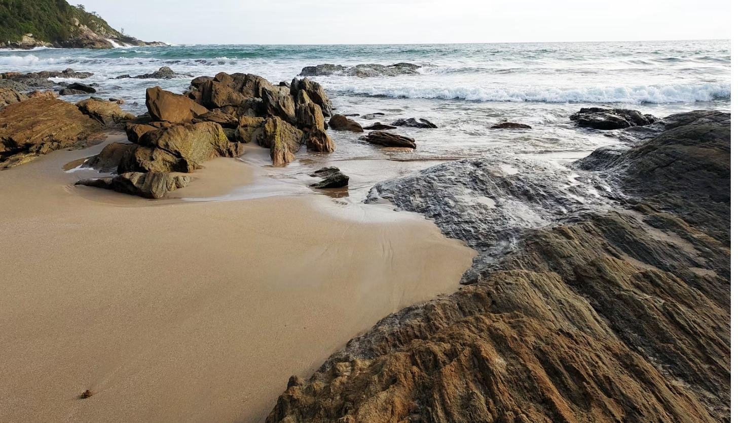 Praia rochosa em Bombinhas, SC