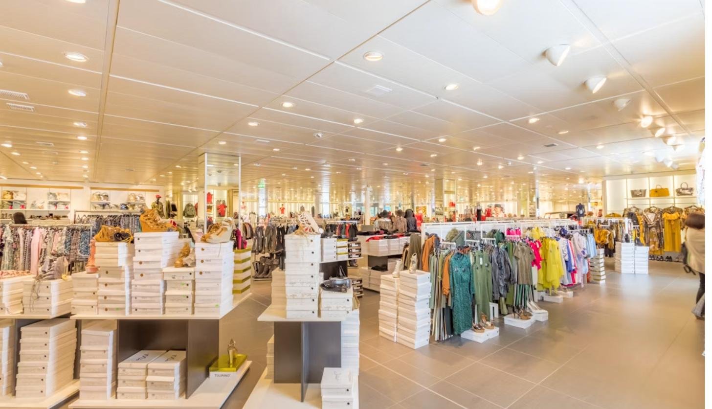 Interior de loja de comércio com roupas organizadas