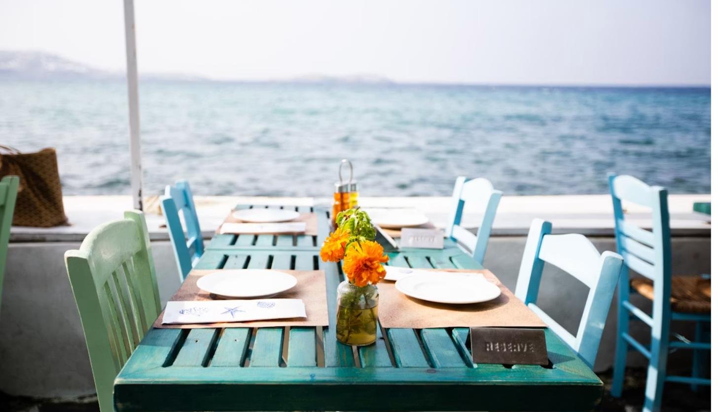 Mesa de restaurante com vista para o mar em Balneário Piçarras, SC