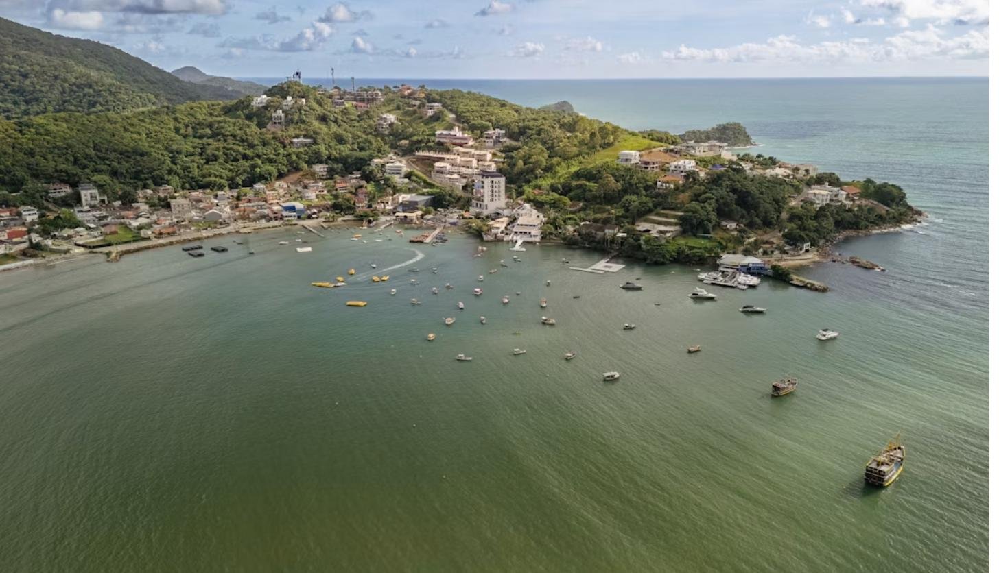 Vista aérea da bahia de Penha, SC com barcos