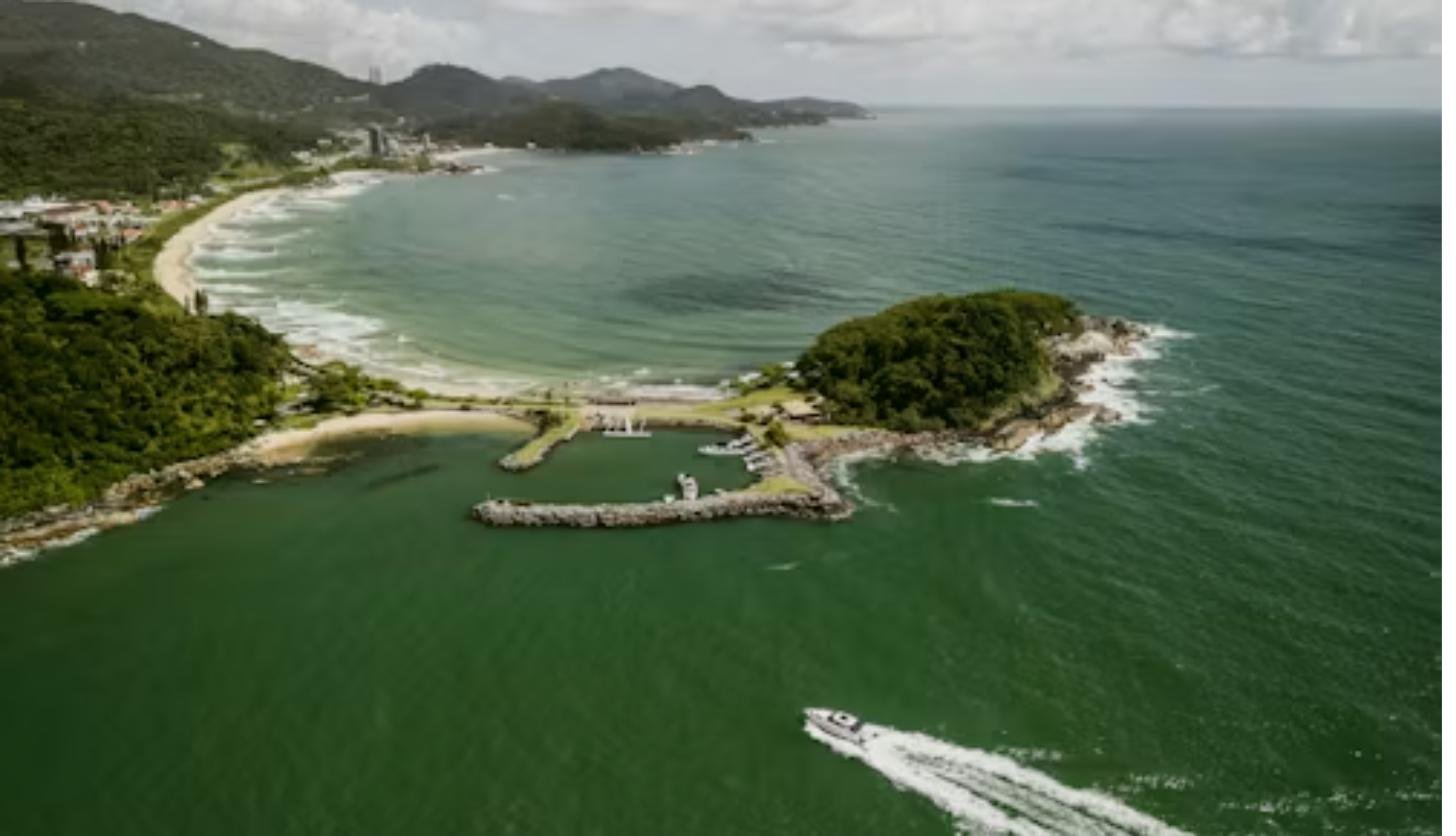Praia e enseada de Itapema, SC vista do alto