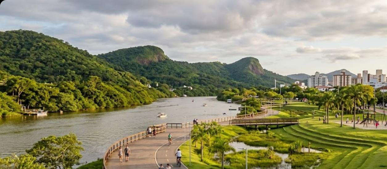 Parque linear às margens do Rio Camboriú com deck, ciclávia e áreas verdes em Camboriú SC