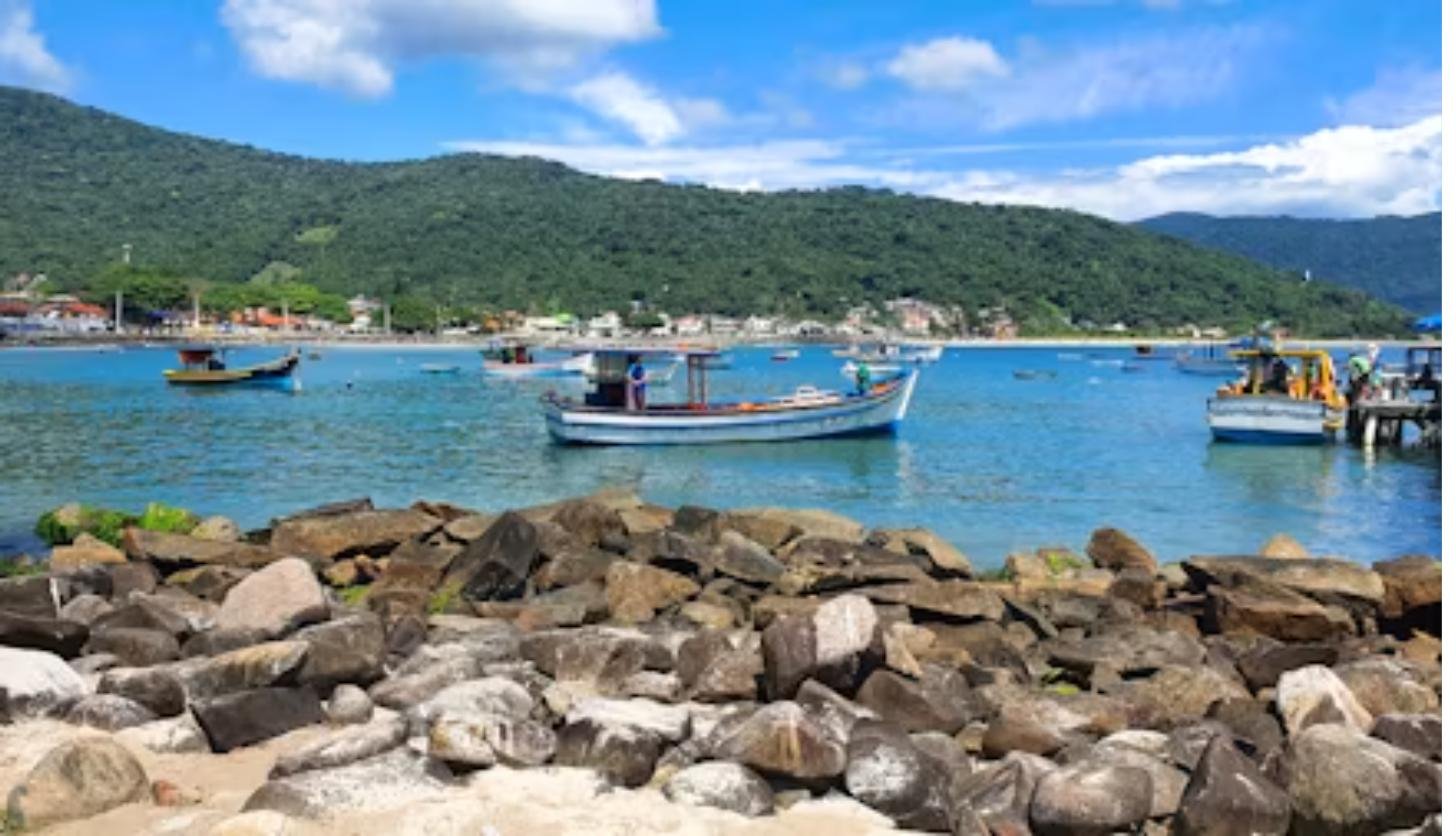 Baía com barcos em Balneário Piçarras, SC