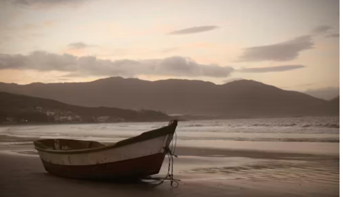 Praia do litoral de Santa Catarina ao entardecer